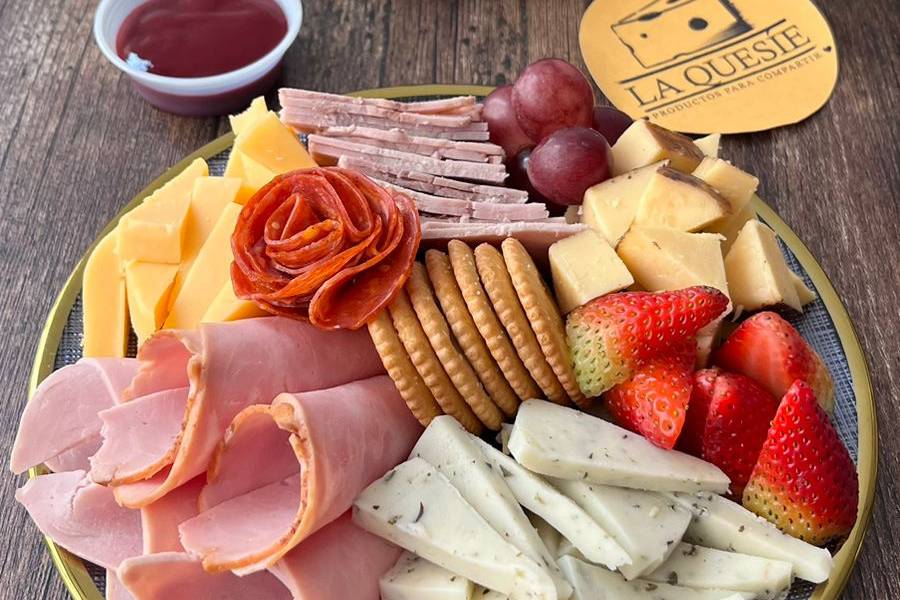 Plato de queso con jamón y galletas