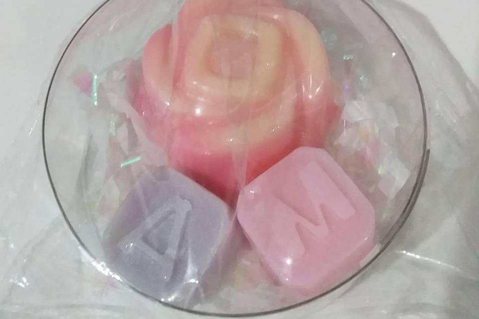 Rosa y letras de jabón