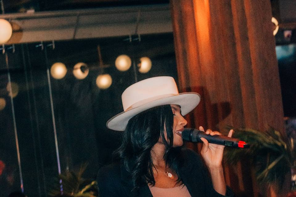 Cantante con sombrero blanco