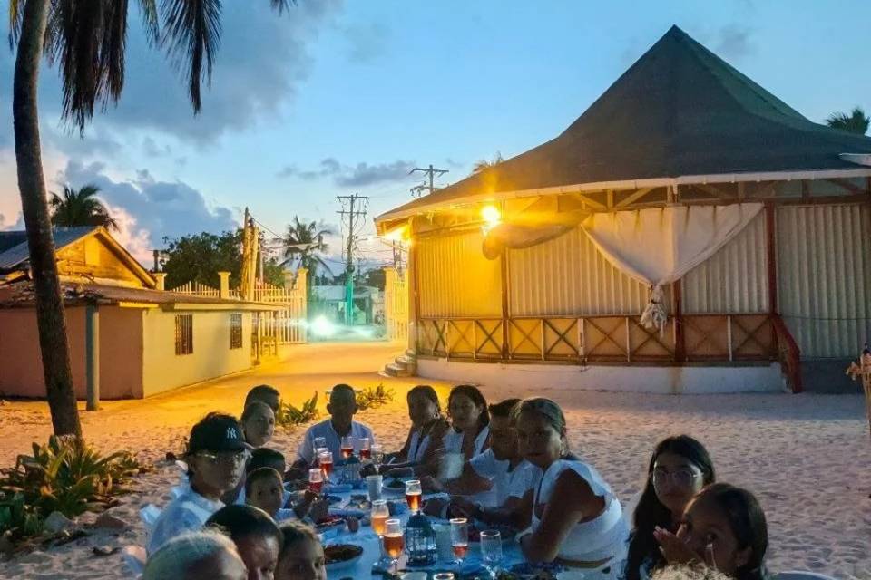 Boda cena frente al atardecer