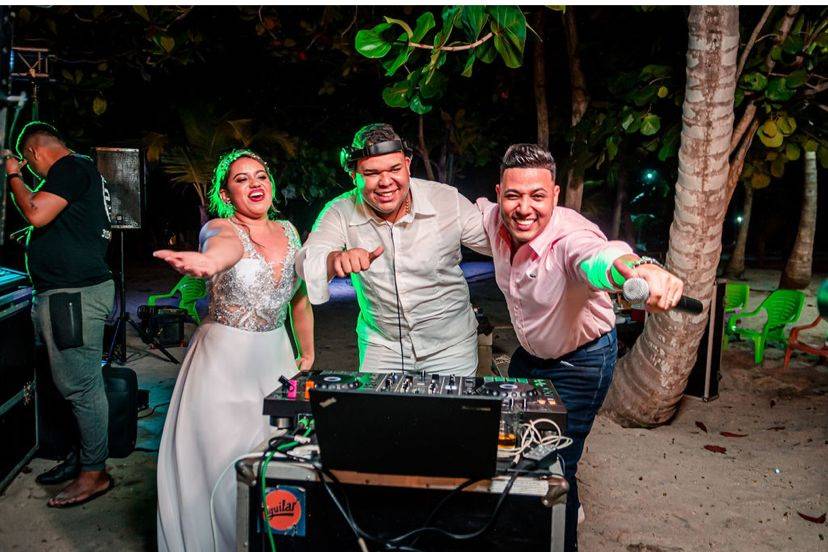 DJ con pareja en la playa