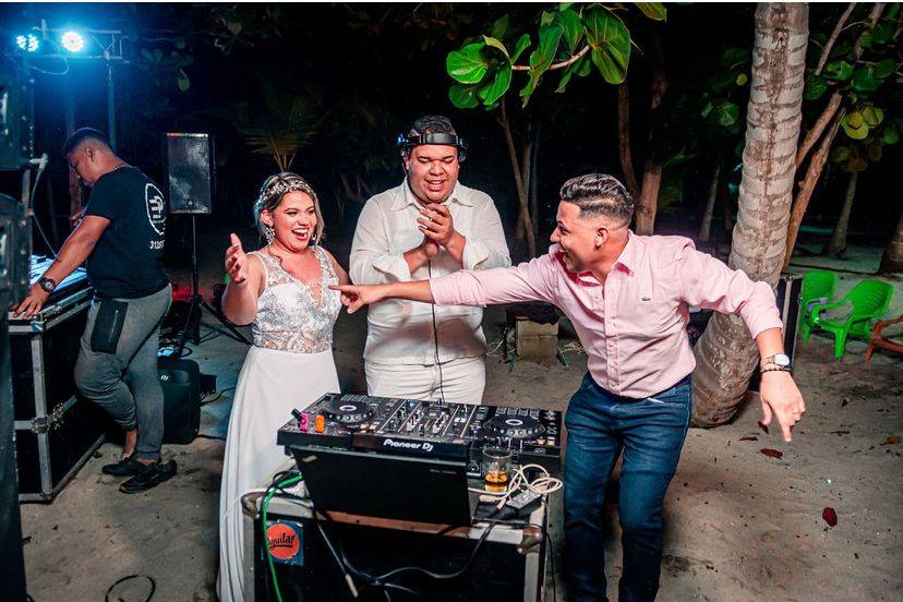 Novios disfrutando la música del DJ