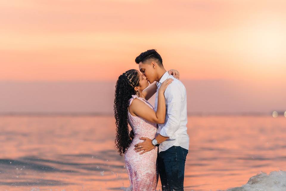 Pareja abrazada en el mar