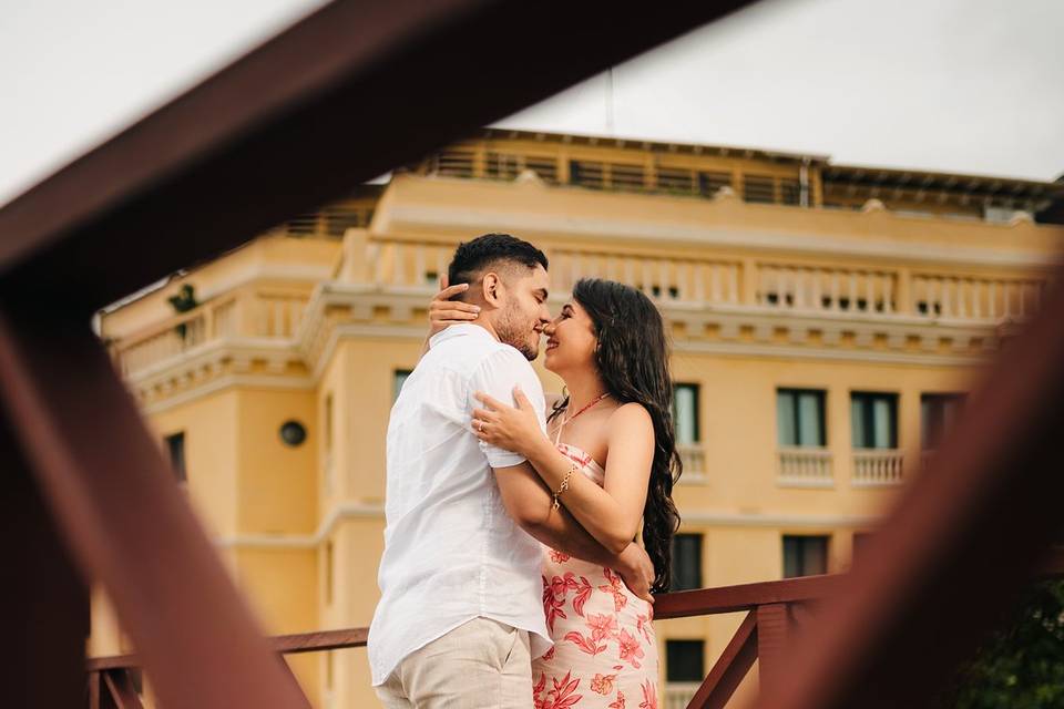 Pareja besándose en un puente