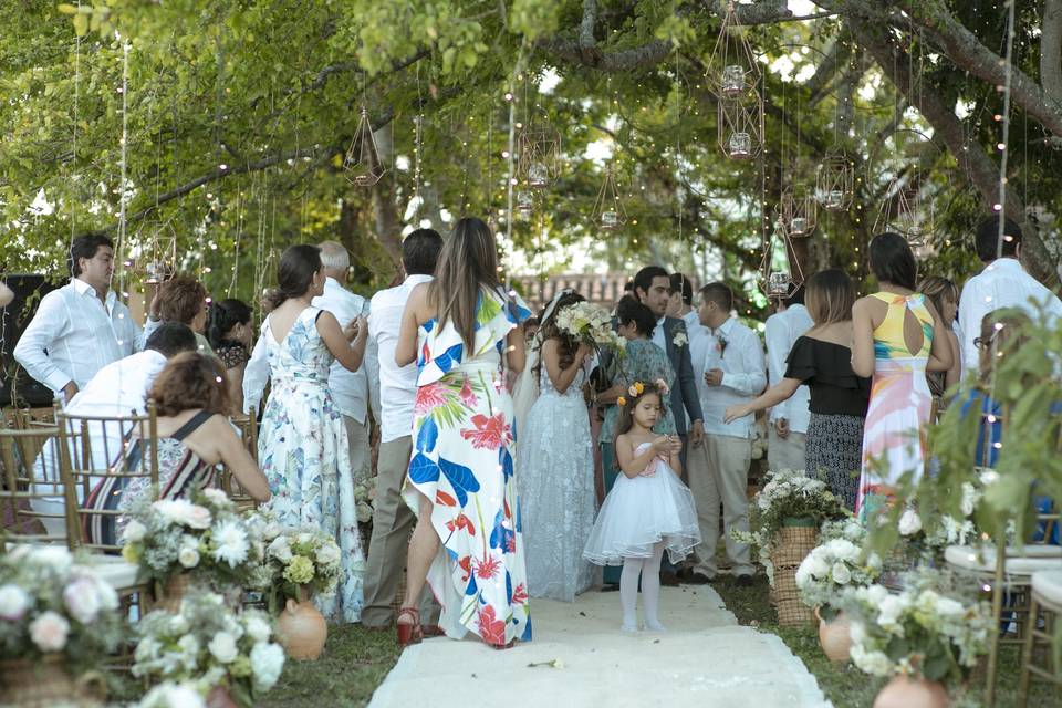 Invitados en un patio con flores