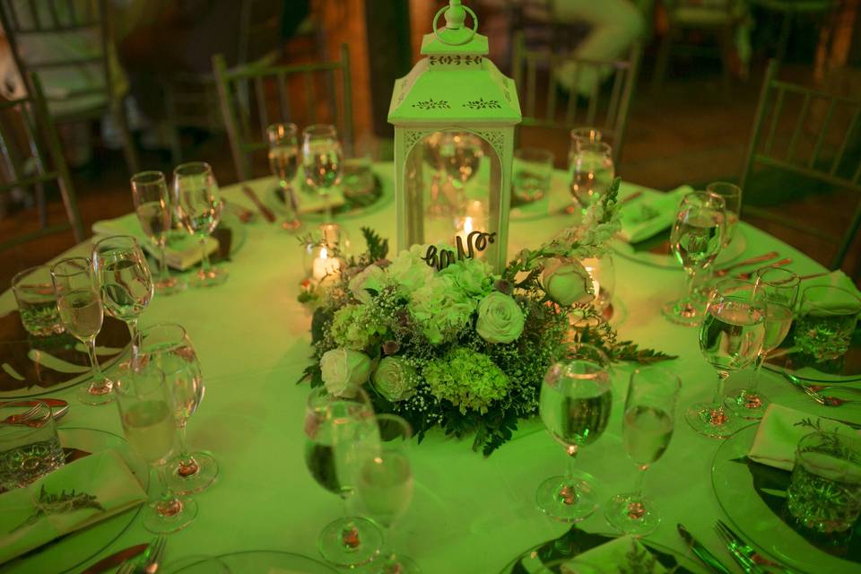 Mesa decorada con flores y vela