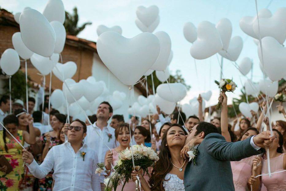 Gente con globos blancos de corazones