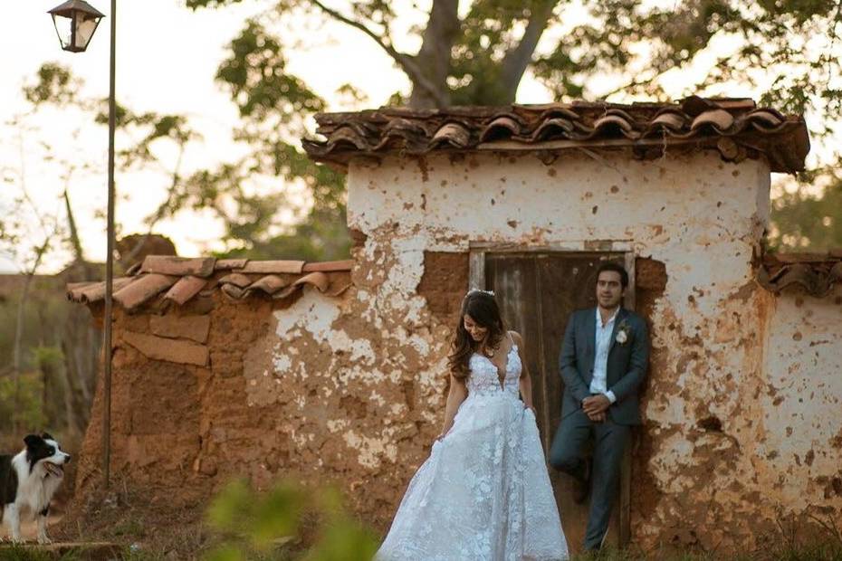 Novios recargados en una pared blanca