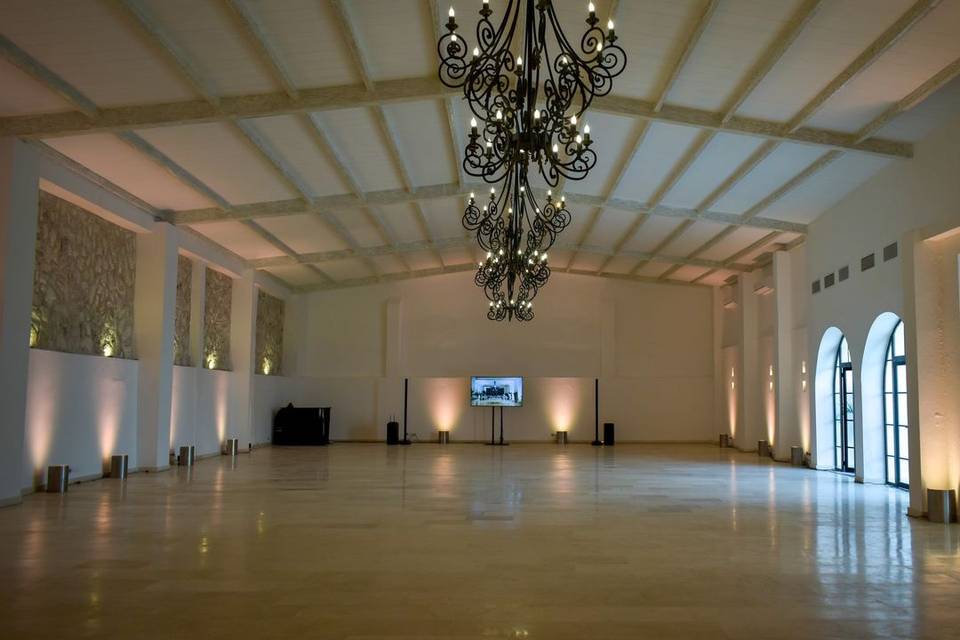 Salón con candelabros