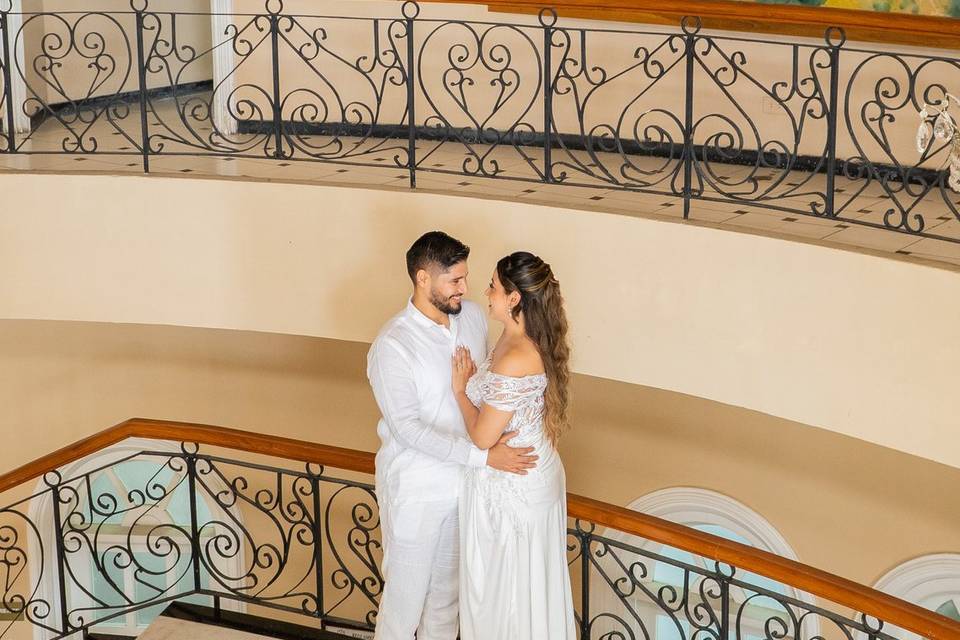 Pareja en las escaleras