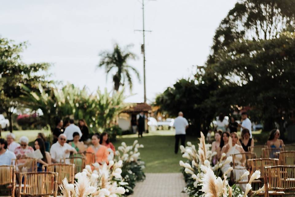 Altar nupcial con invitados sentados en las sillas del jardín