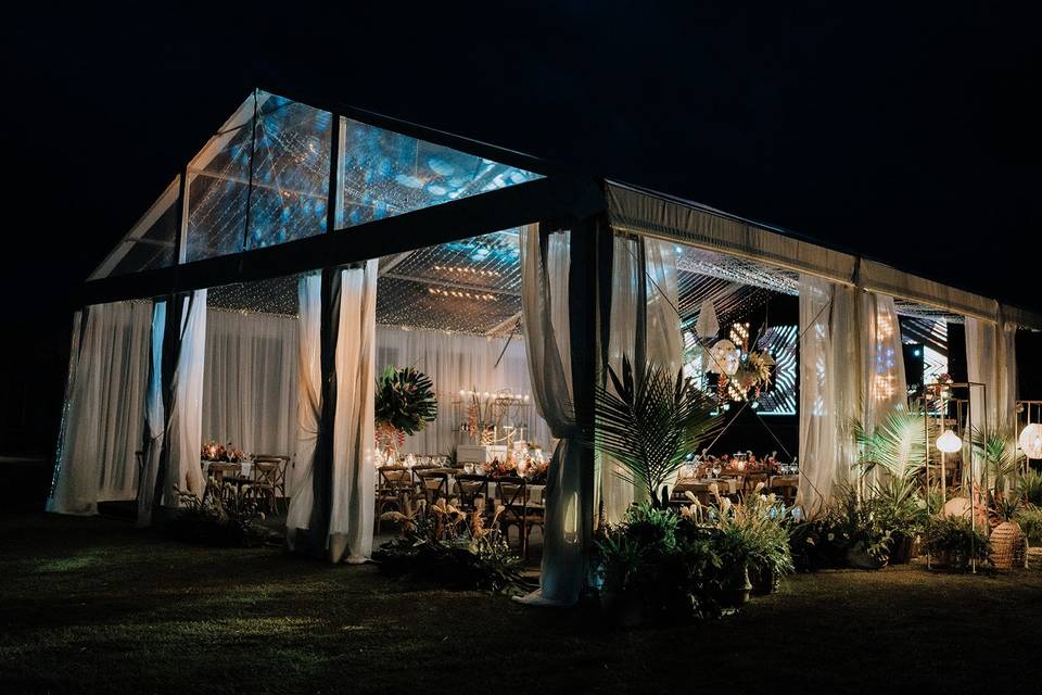 Carpa en el jardín con montaje de mesas y sillas