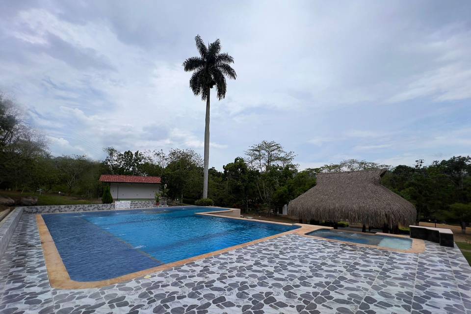 Piscina y jacuzzi