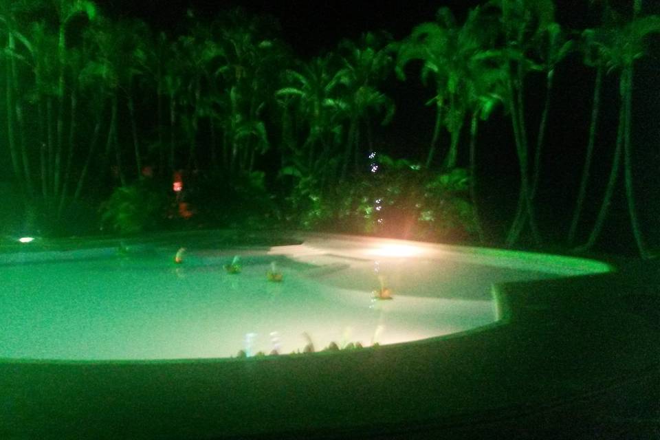 Zona piscina noche