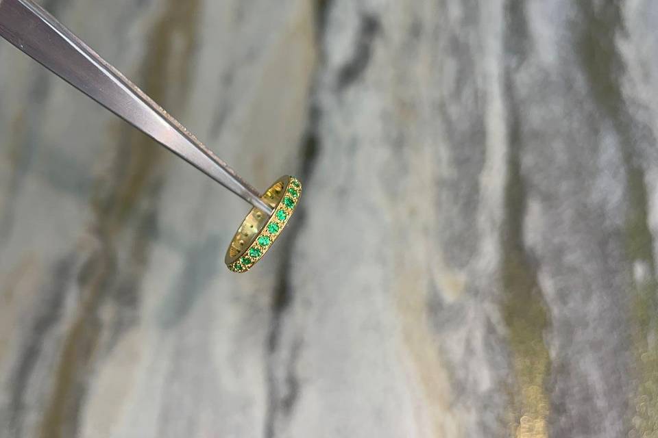 Anillo con piedras verdes