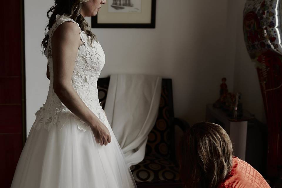 Arreglando el vestido de la novia