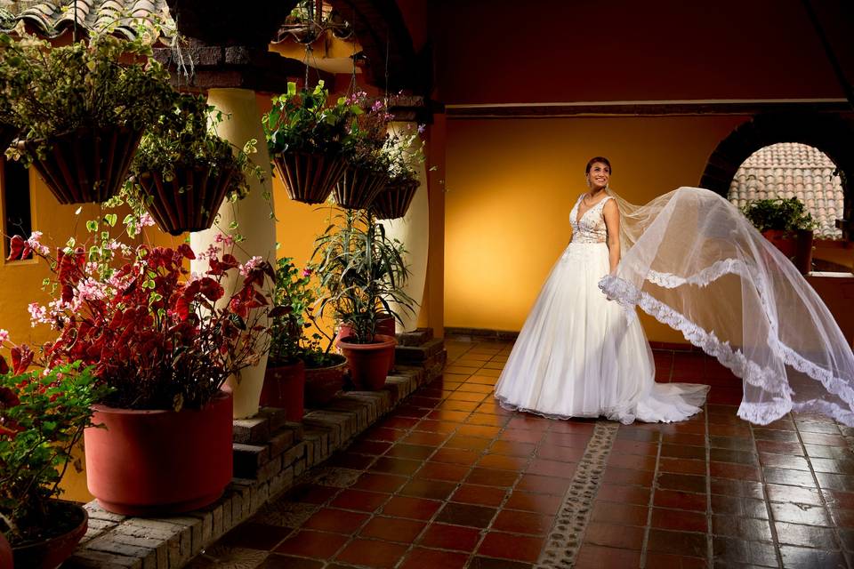 Novia caminando por la terraza