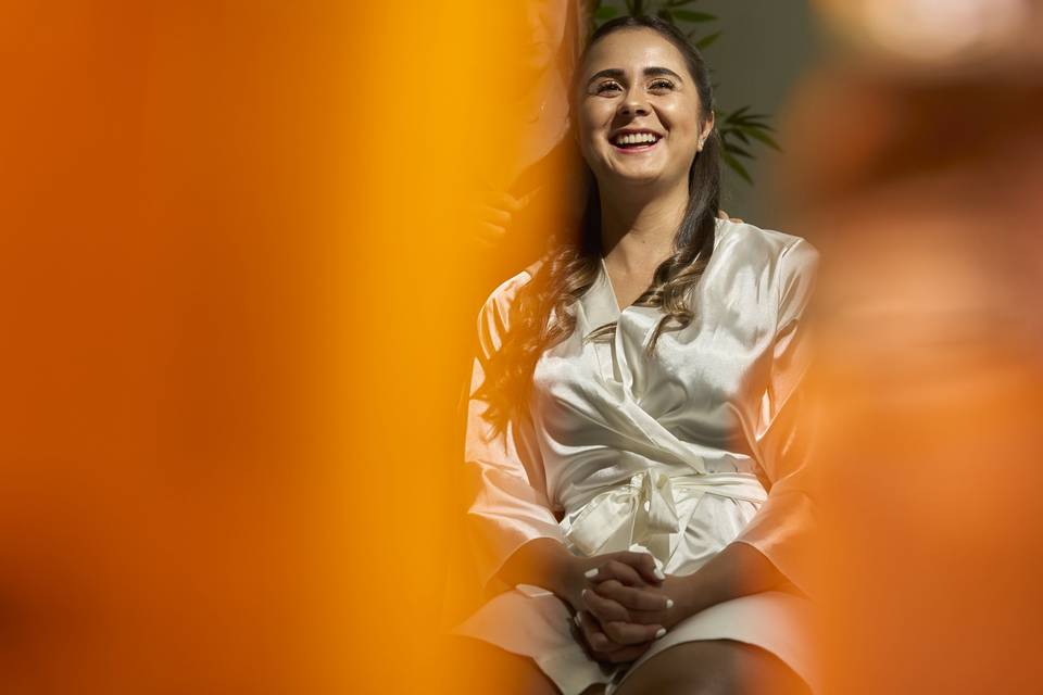 Mujer sonriendo en bata de satén blanco