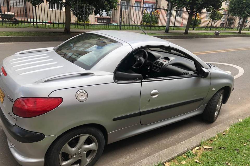 Auto convertible en color gris