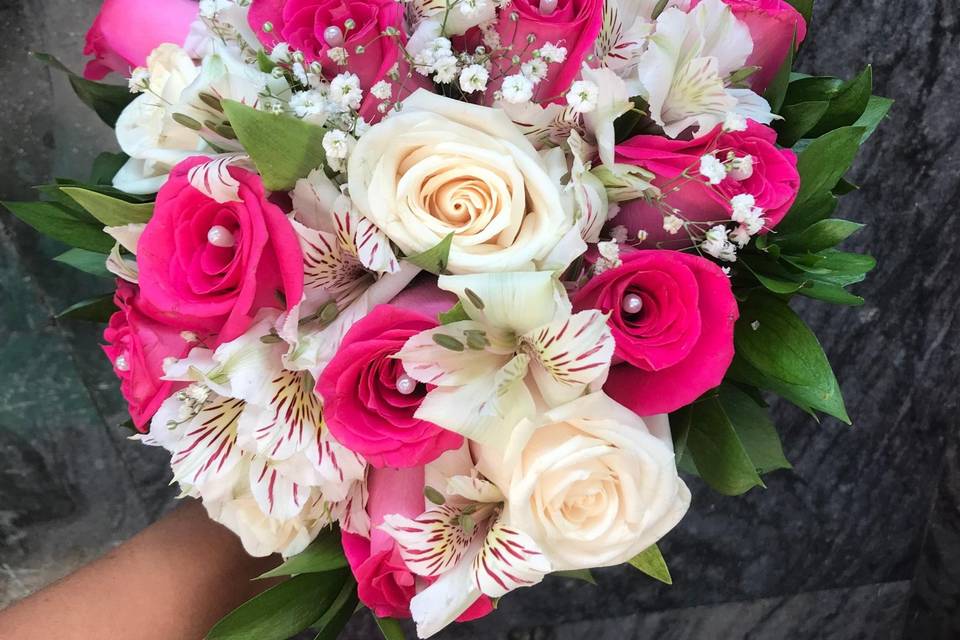 Boquet rosas blancas y fucsia