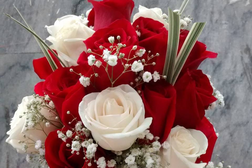 Bouquet rosas rojas c/blanco