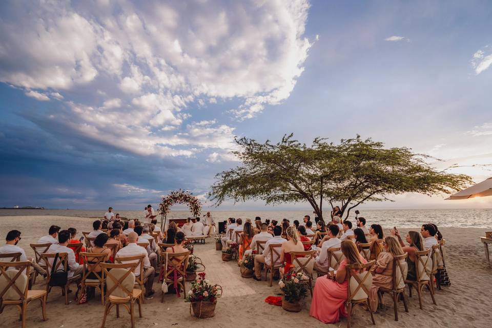 Festejo nupcial en la playa con invitados