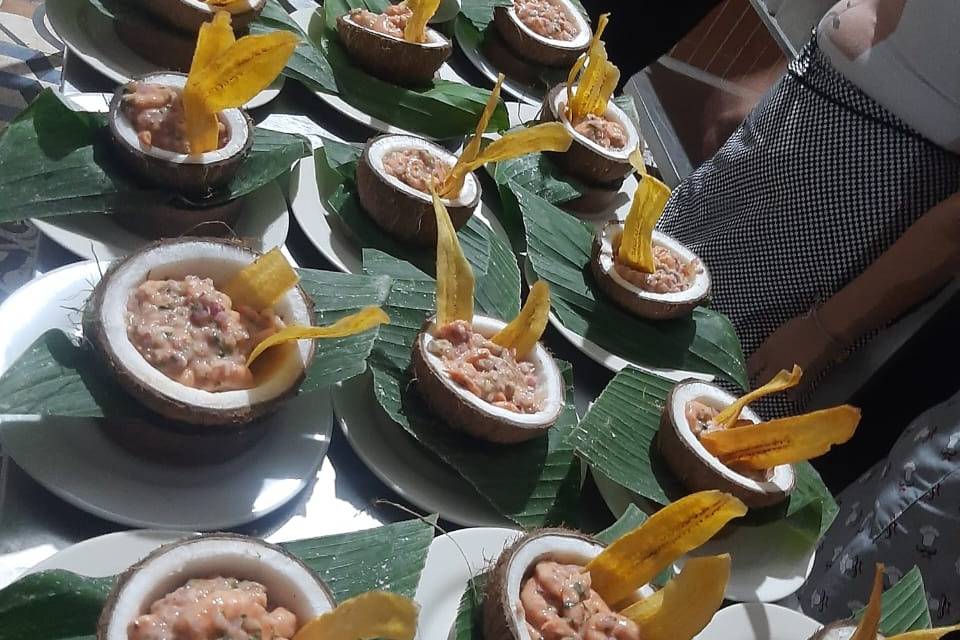 Ceviche servido en coco