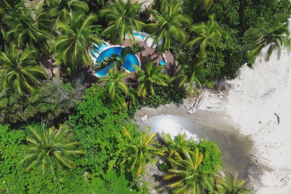 Playa, piscina y rio