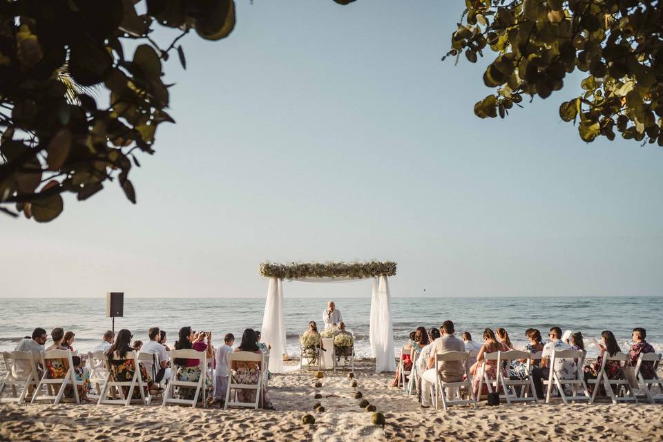 Ceremonia en la playa con invitados