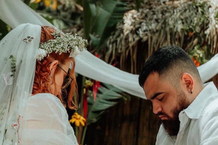 Novios realizando ceremonia