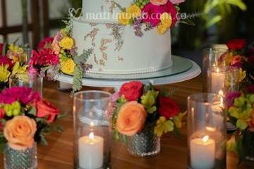 Pastel decorado con flores