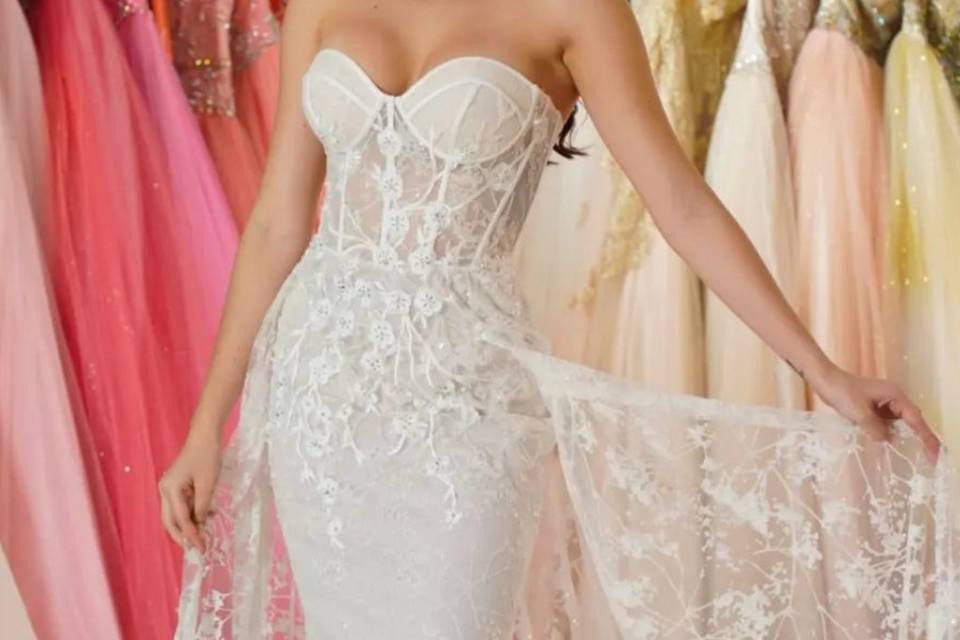 Vestido corset con capa