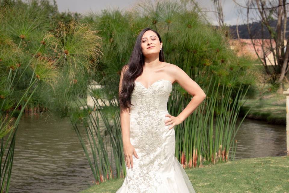 Novia posando con un vestido corte trompeta