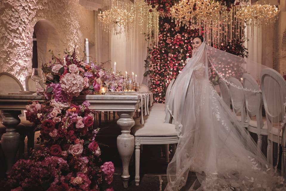 Novia posando en un salón decorado con flores