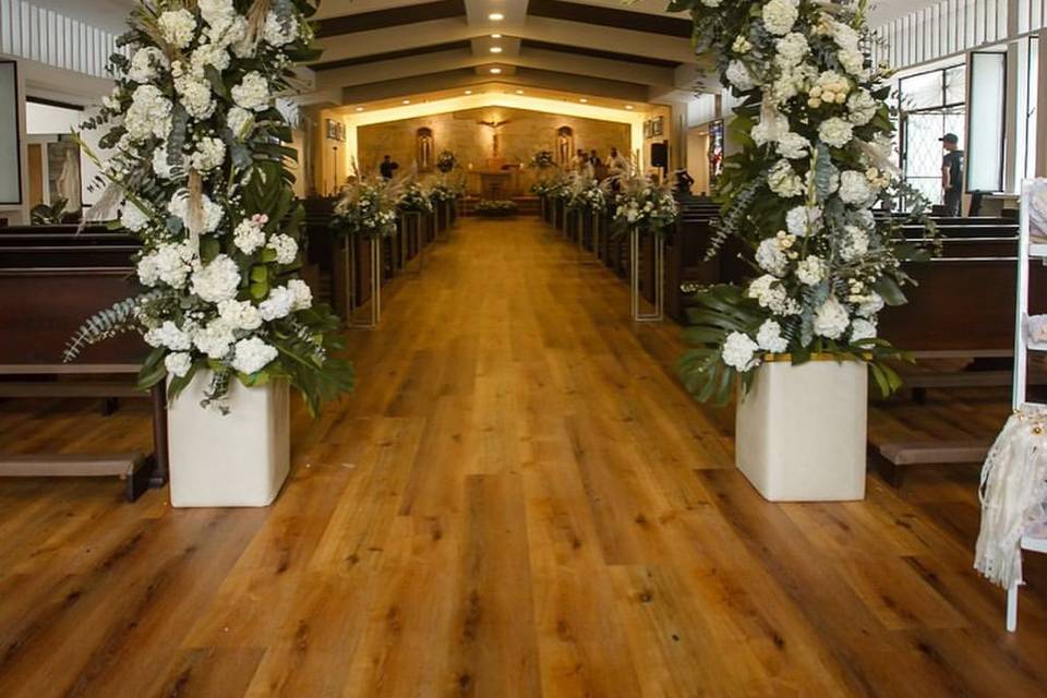 Adorno de flores blancas para la iglesia