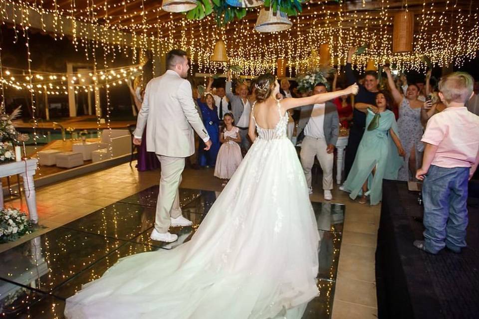 Novios caminando por la pista de baile