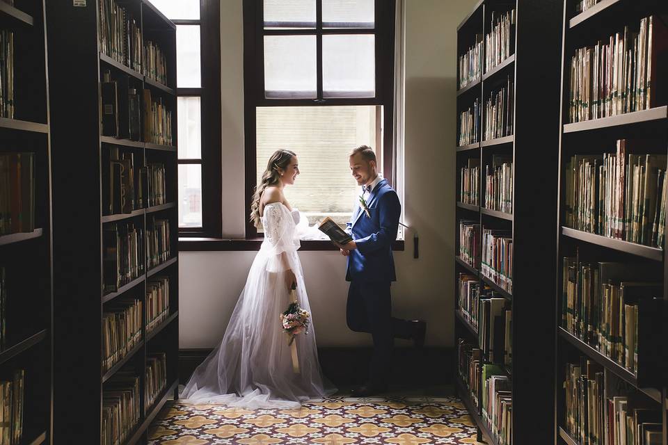 Novios en la biblioteca