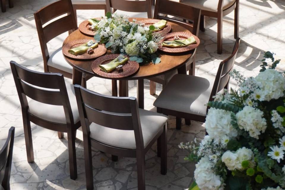 Meas de madera decoradas con flores blancas