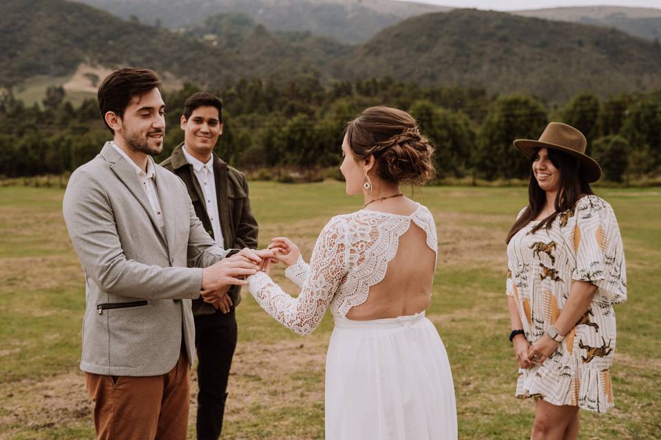 Boda en el Néusa - Lorena Urno