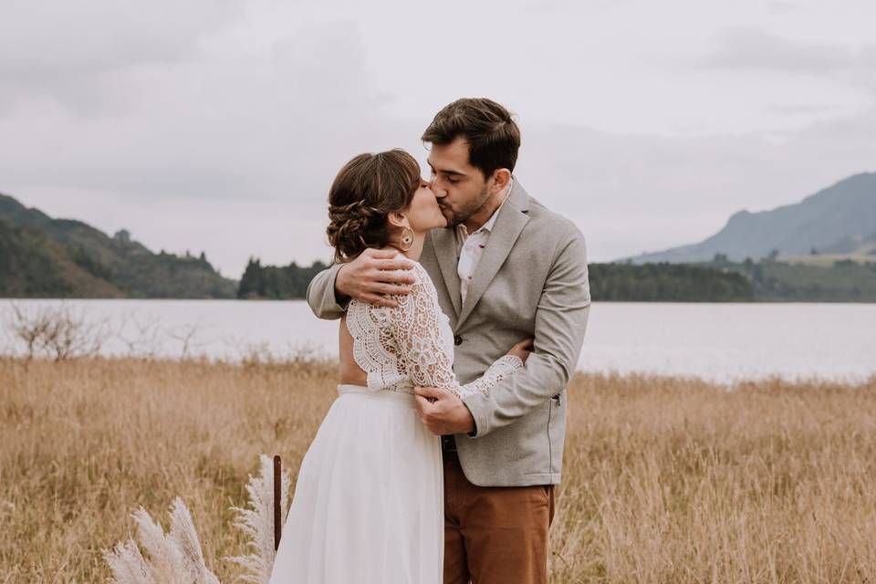 Boda en el Néusa - Lorena Urno