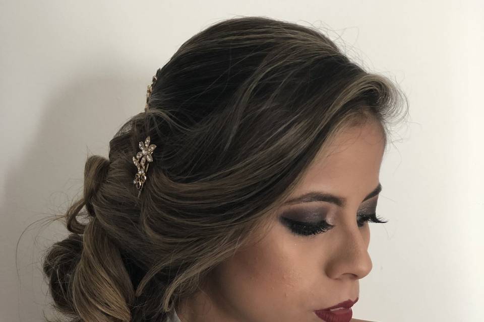 Maquillaje y peinado