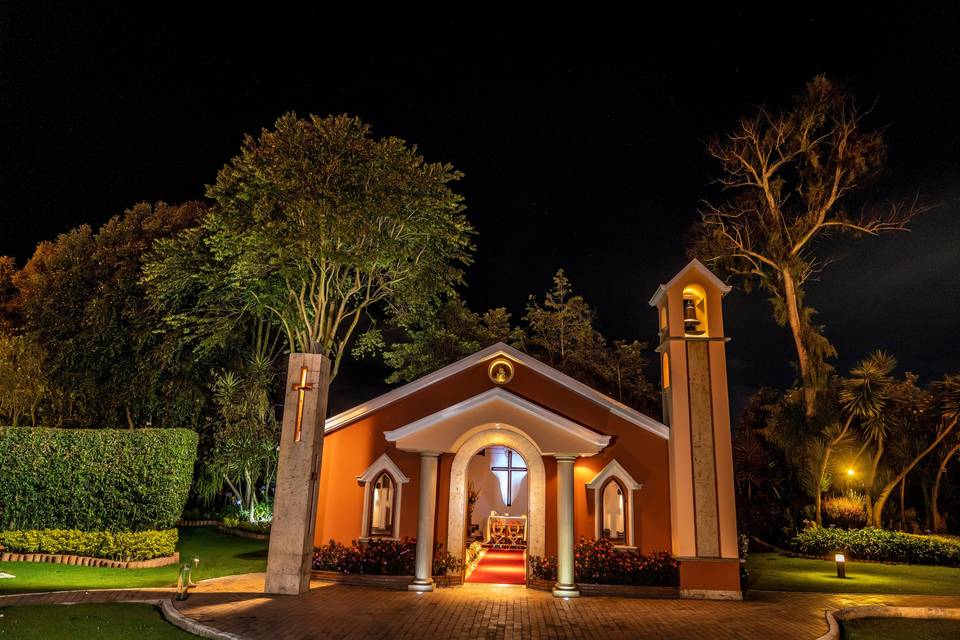 Capilla de noche iluminada