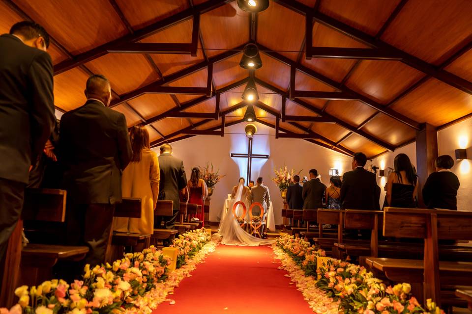 Camino hacia el altar decorado con flores