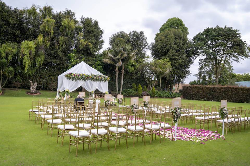 Montaje de ceremonia en un jardín