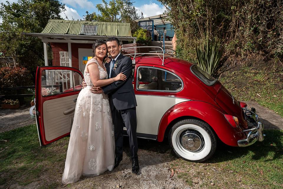 Pareja posando frente al carro