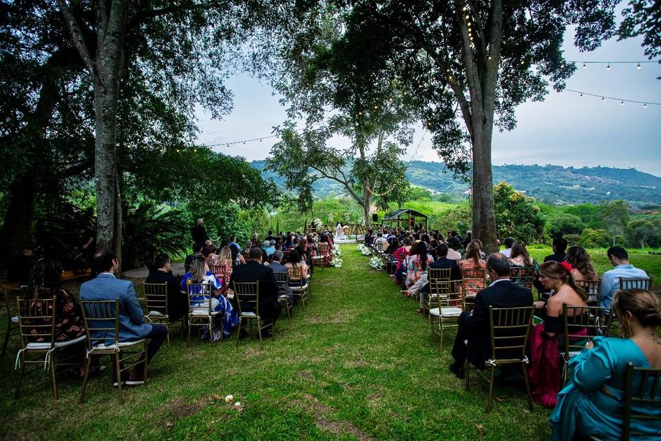 Ceremonia en el jardín frente a las montañas