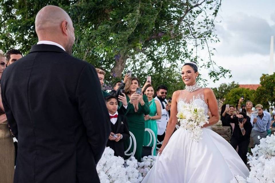 Novia caminando al altar