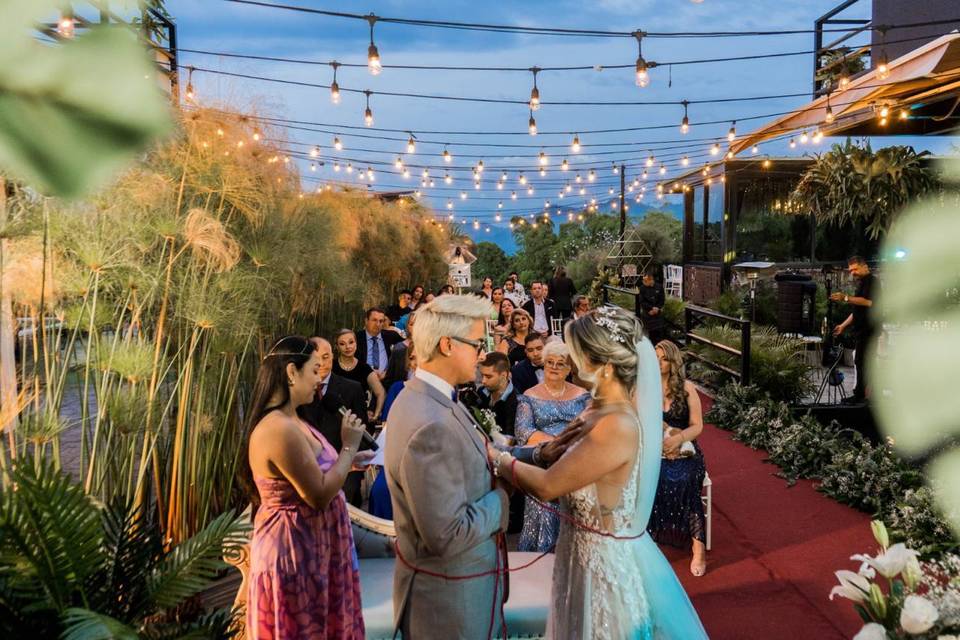 Pareja en ceremonia nupcial