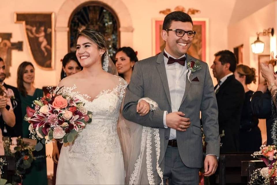 Novios saliendo de su ceremonia