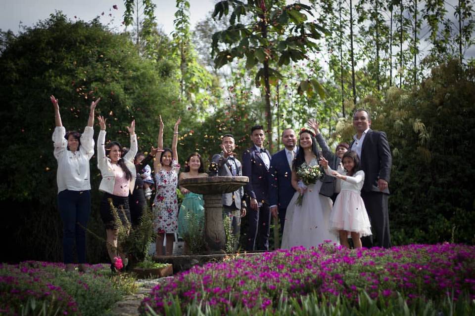 Invitados festejando en ej jardín